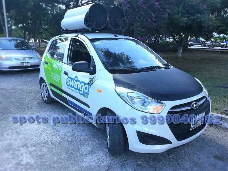 Vehículo de perifoneo con bocinas instalado en una ruta